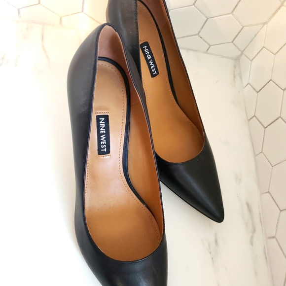 Nine West Black Shoes - Picture 2 of 3